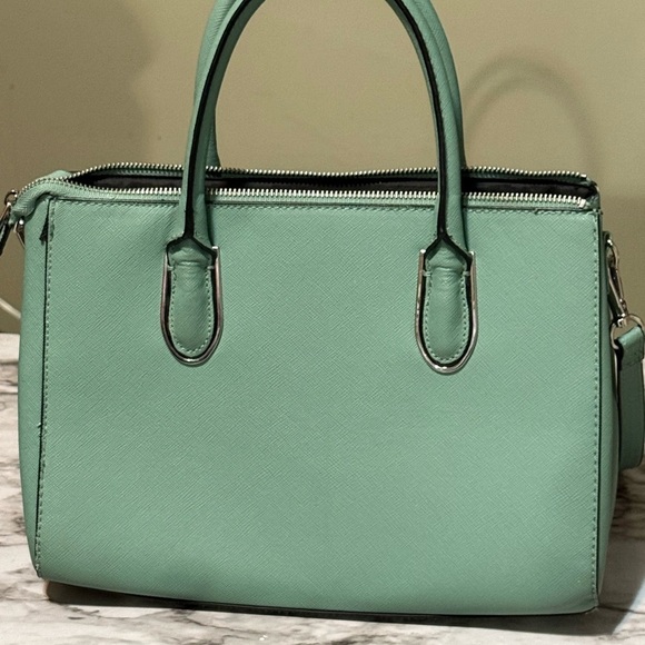 Chic Green Satchel with Structured Design and Dual Handles - Picture 4 of 9